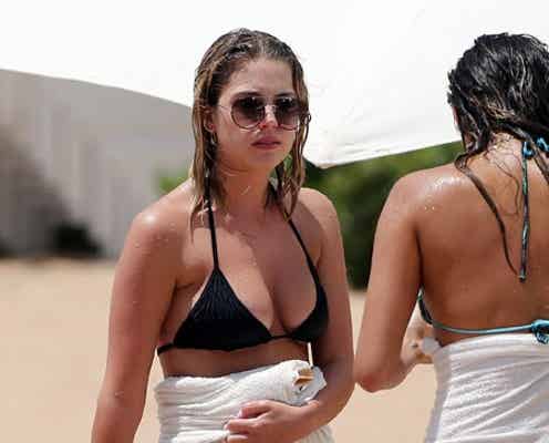 巨乳のアシュレイ・ベンソン、ビーチでトップレス