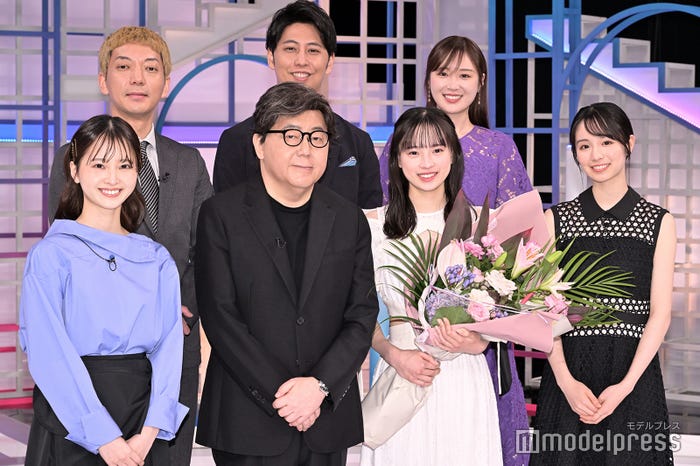 (上段左から)嶋佐和也、屋敷裕政、高山一実(下段左から)飯沼愛、秋元康氏、大和奈央、幸澤沙良(C)モデルプレス