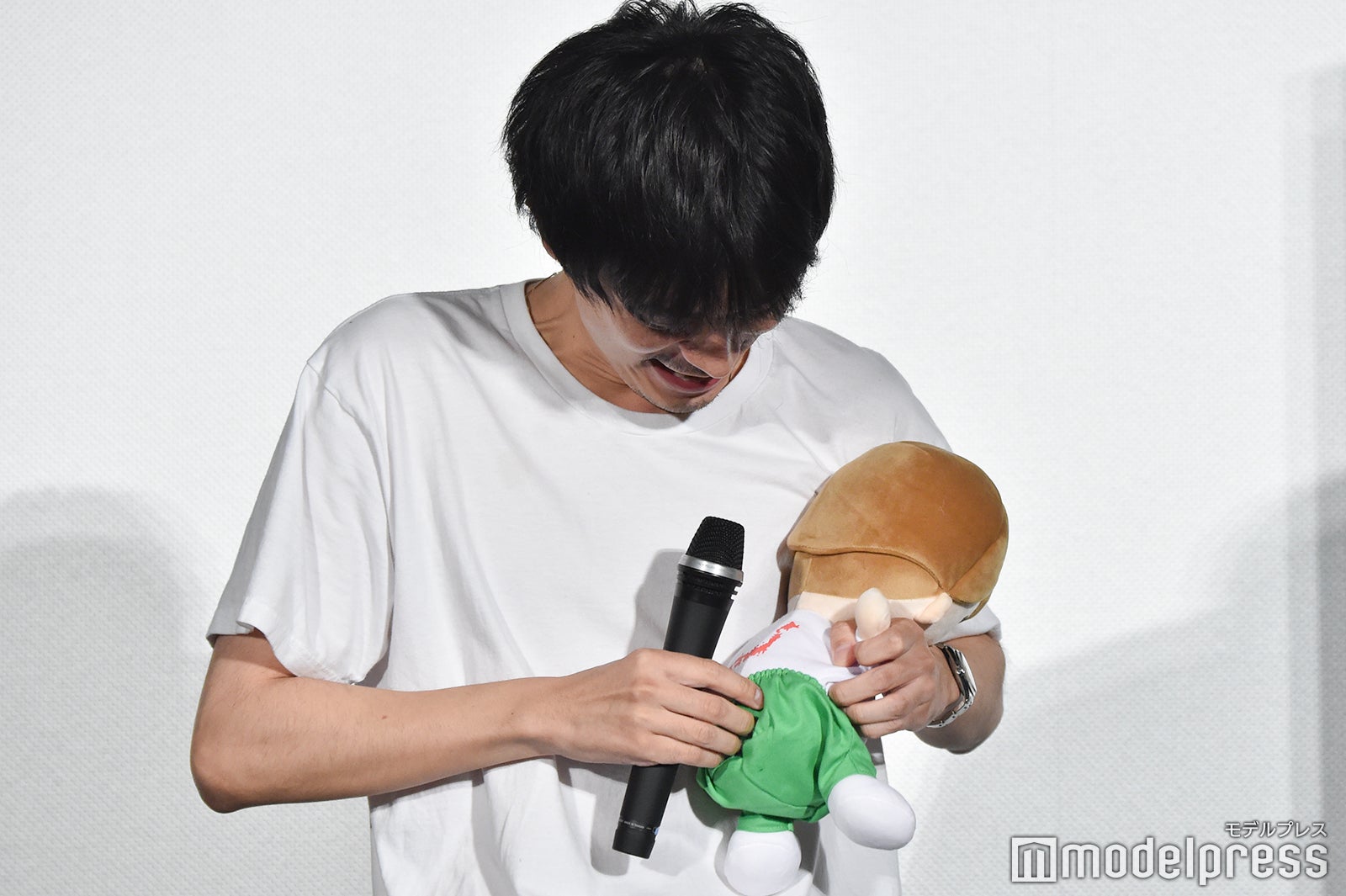 大倉忠義のぬいぐるみのズボンが下がり、お尻が丸出しになってしまった成田凌 （C）モデルプレス