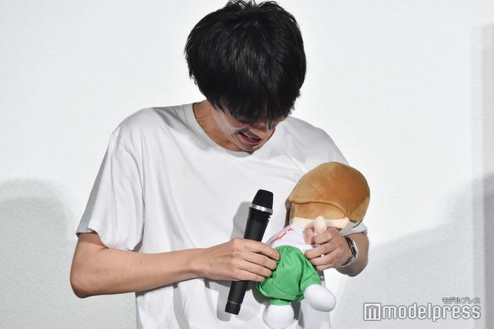 大倉忠義のぬいぐるみのズボンが下がり、お尻が丸出しになってしまった成田凌 (C)モデルプレス