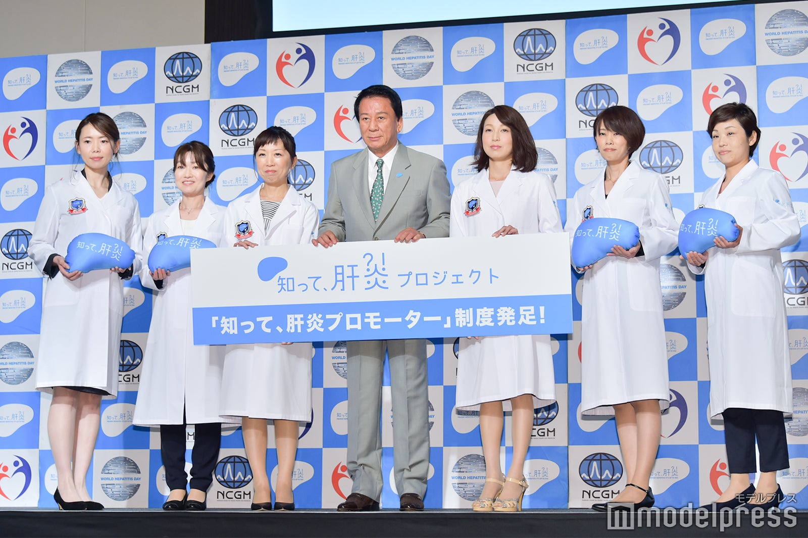 杉良太郎とプロモーター （C）モデルプレス