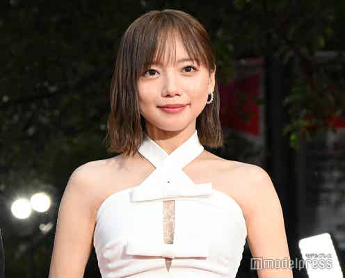 齊藤京子、胸元透けるドレス姿でレッドカーペット登場【第38回東京国際映画祭】