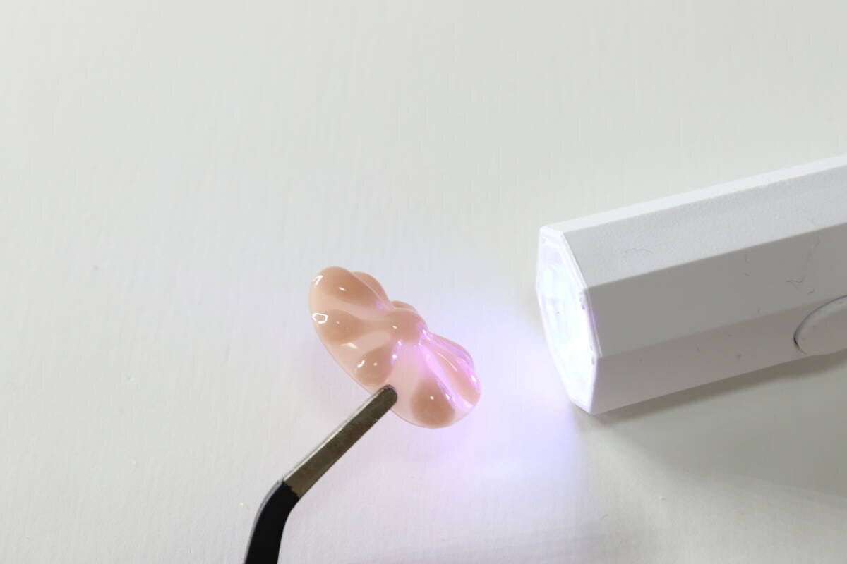 ダイソーの3DチューブジェルはUV・LEDライトで硬化する