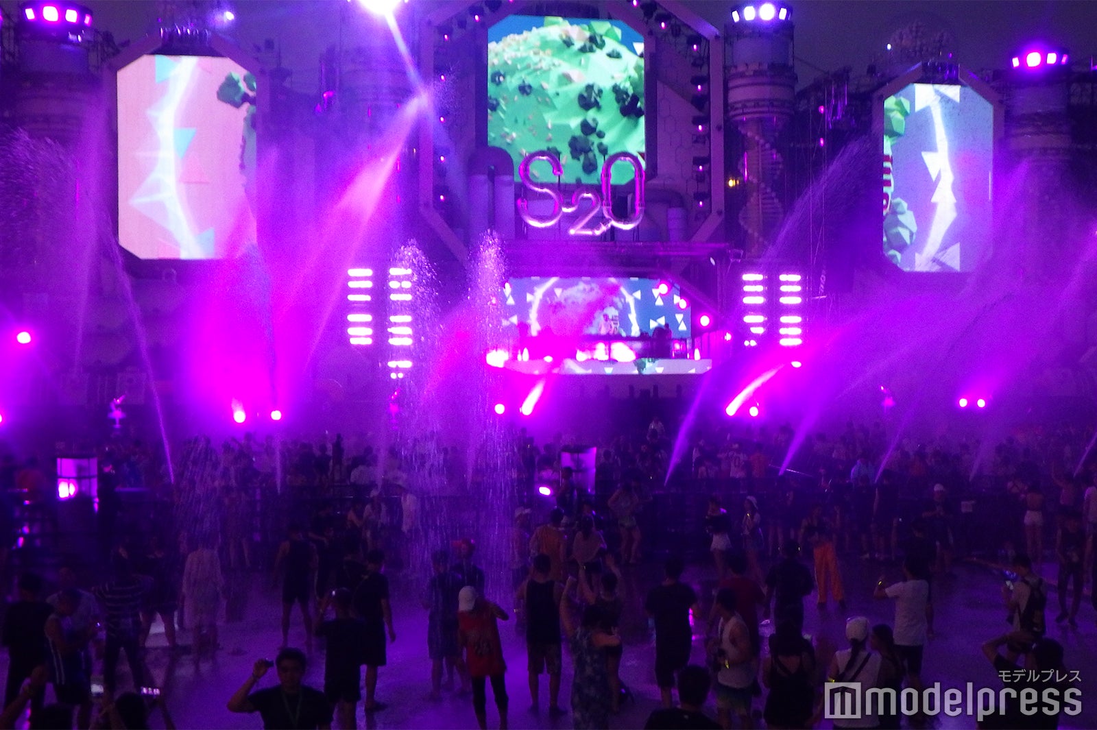 前方はかなりびしょ濡れになる危険ゾーン（C）モデルプレス