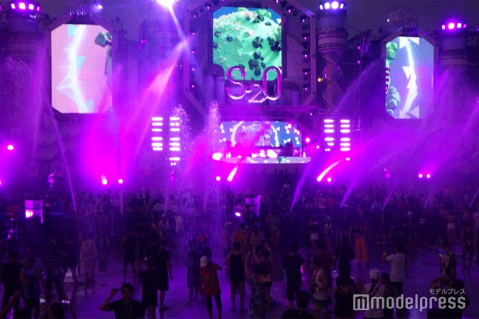 前方はかなりびしょ濡れになる危険ゾーン(C)モデルプレス