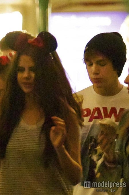 耳カチューシャがキュートなセレーナとオースティン。WENN.com / Zeta Image