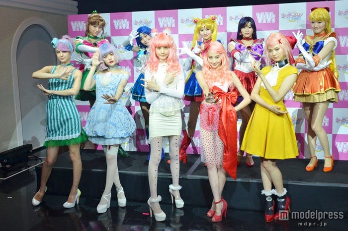 セーラー戦士に変身した、「ViVi」モデルとセーラームーンミュージカルキャスト/(前列左から)マギー、玉城ティナ、トリンドル玲奈、河北麻友子、八木アリサ(後列左から)高橋ユウ、小山百代、大久保聡美、七木奏音、坂田しおり