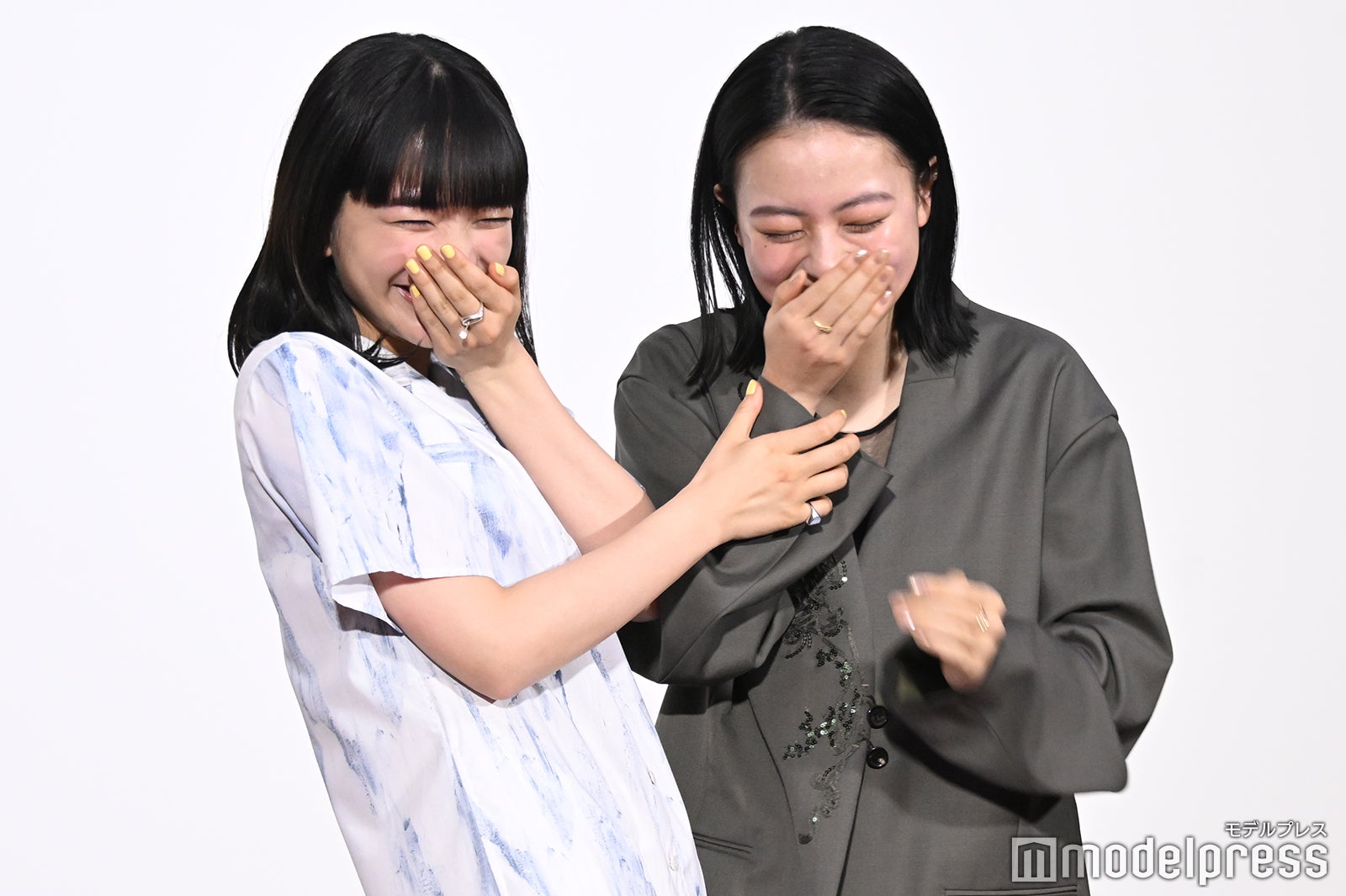 記者にハートポーズを求められ「恥ずかしいです」と笑い合う見上愛、上坂樹里（C）モデルプレス