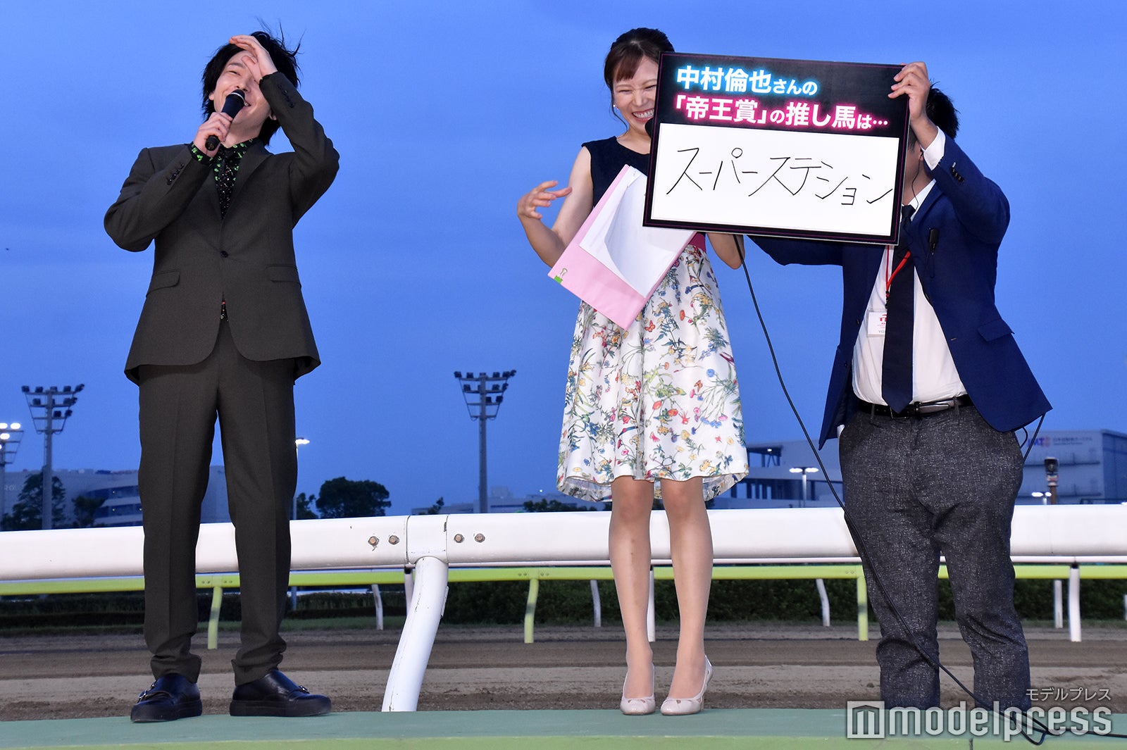 （左）中村倫也（C）モデルプレス