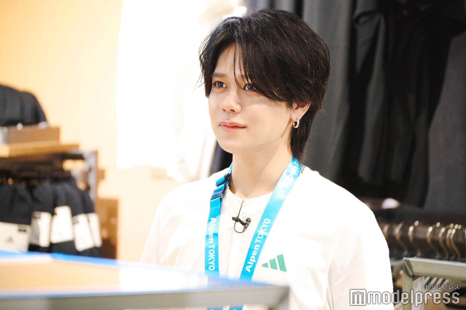 きゅるんとした目で木村を待つ藤牧（C）モデルプレス