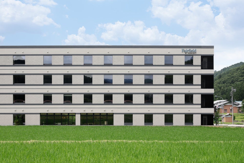 岐阜「フェアフィールド･バイ･マリオット･岐阜高山荘川」のどかな田園風景を望む新ホテル