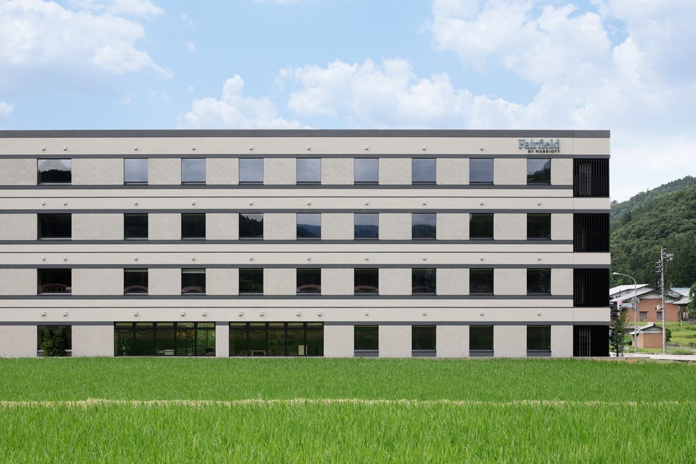 岐阜「フェアフィールド・バイ・マリオット・岐阜高山荘川」のどかな田園風景を望む新ホテル