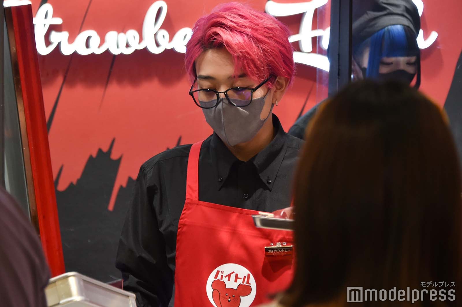 いちご飴を運ぶおだけい （C）モデルプレス