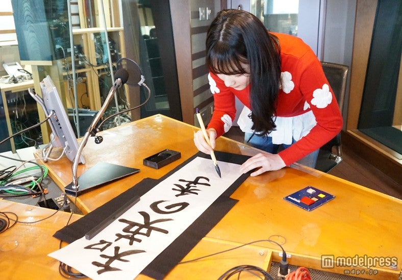 書道に挑戦する知英