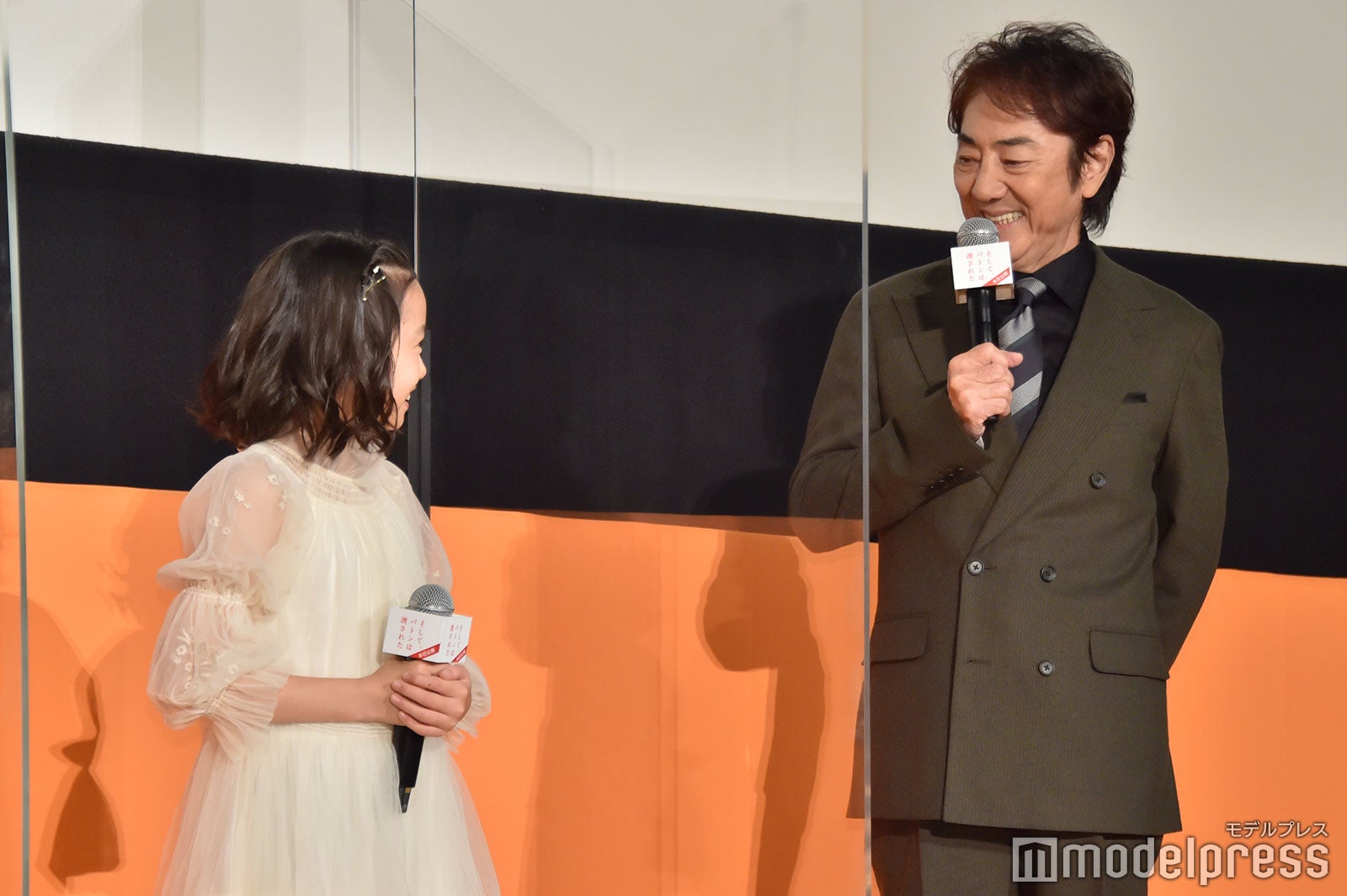 稲垣来泉を愛でる市村正親（C）モデルプレス