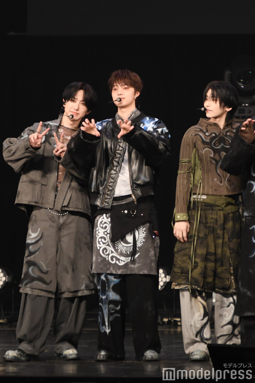 密着するFUMA（フウマ）、EJ（ウィジュ）、それを見るYUMA（ユウマ）（C）モデルプレス