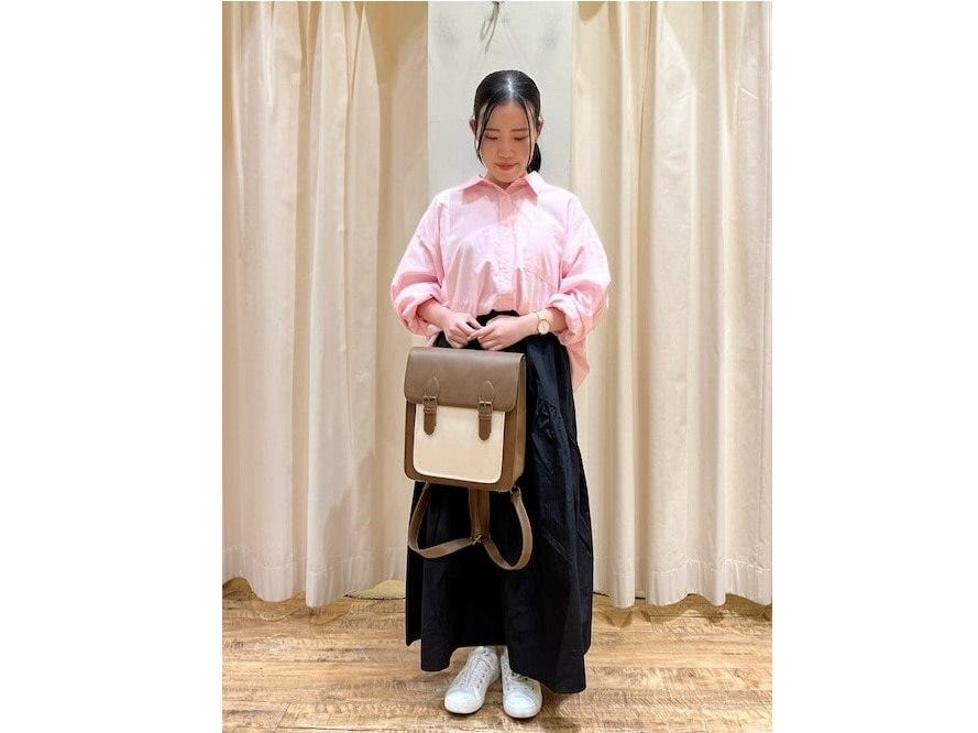 ロングスカートに白スニーカーで抜け感を 出典:WEAR