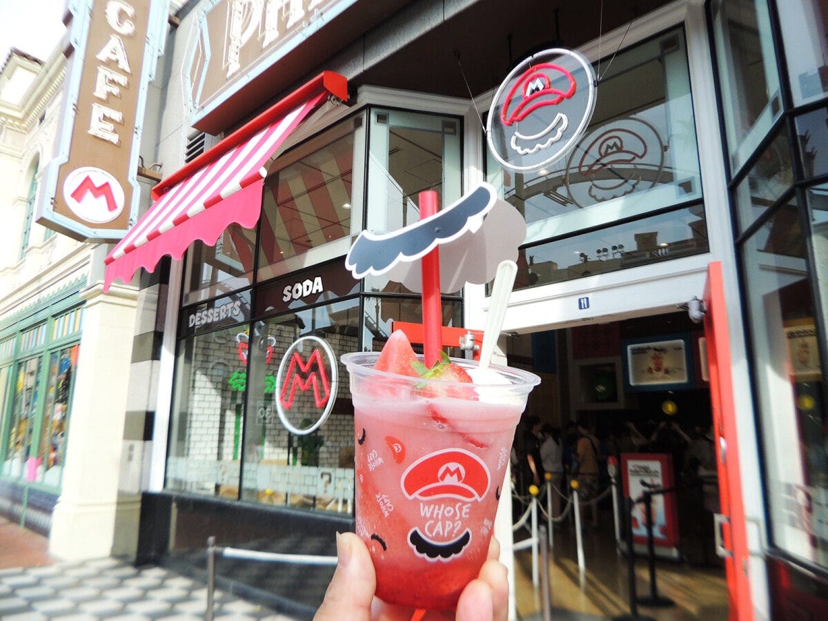 「マリオ・カフェ＆ストア」で買える、マリオのいちご ソーダスムージー 850円