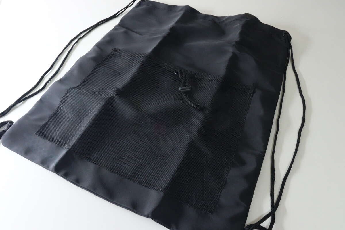 広げた状態のシンプルな黒いナップザックとフロントのメッシュポケット