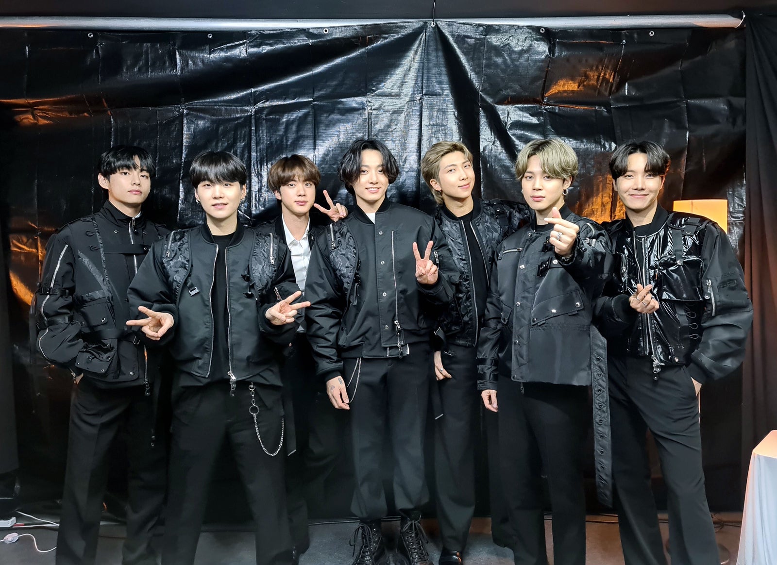 BTS、療養中SUGAも復活　久々7人完全体ショットにファン感激