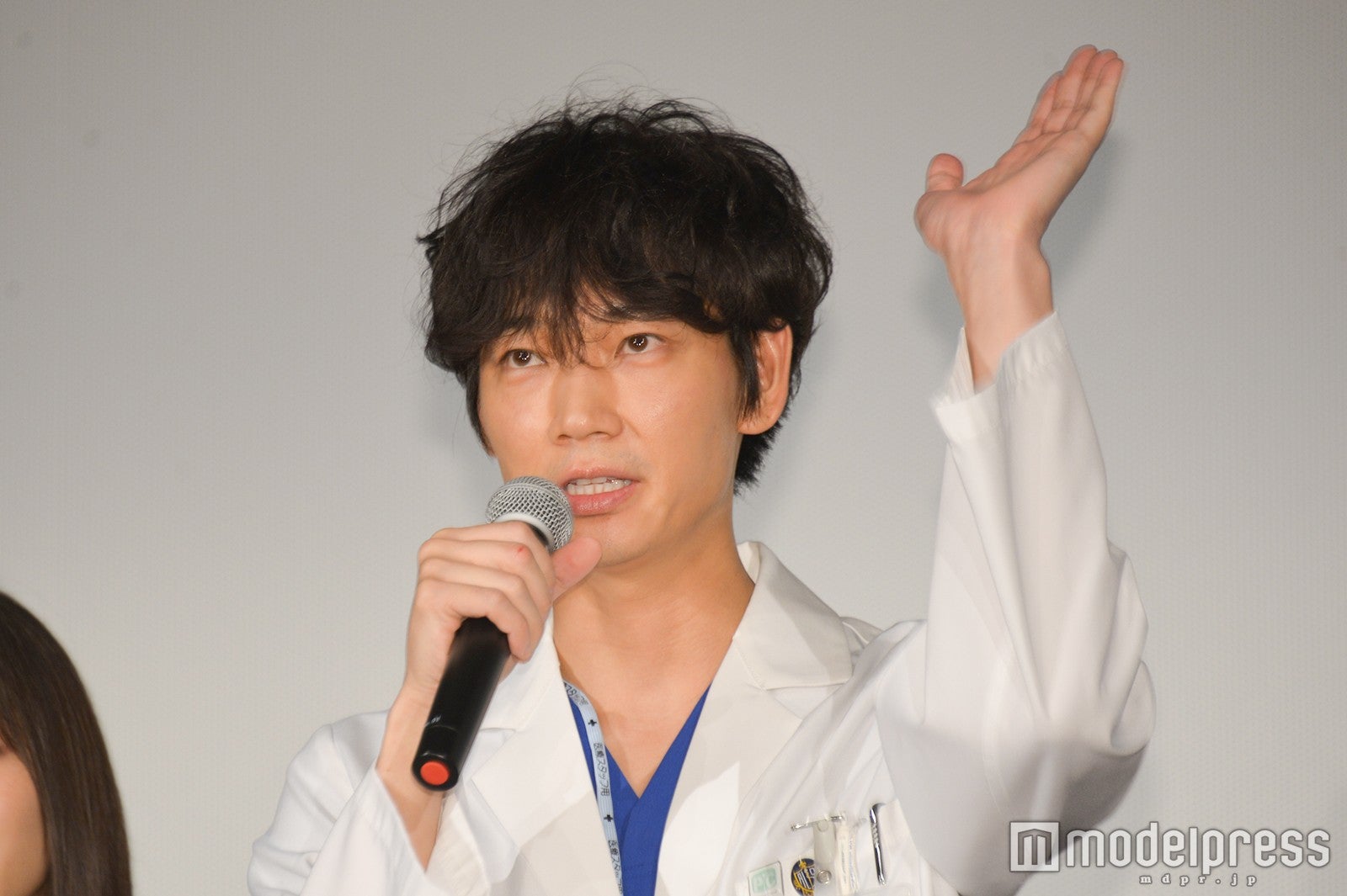 綾野剛「ここで一曲…」（C）モデルプレス