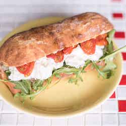 ヤヤ:モッツァレラ、ルッコラ、お好きなグリル野菜(トマト、ナス、ズッキーニ、カボチャなど)ハーフ780円、フル1,280円/画像提供:ベイクルーズ