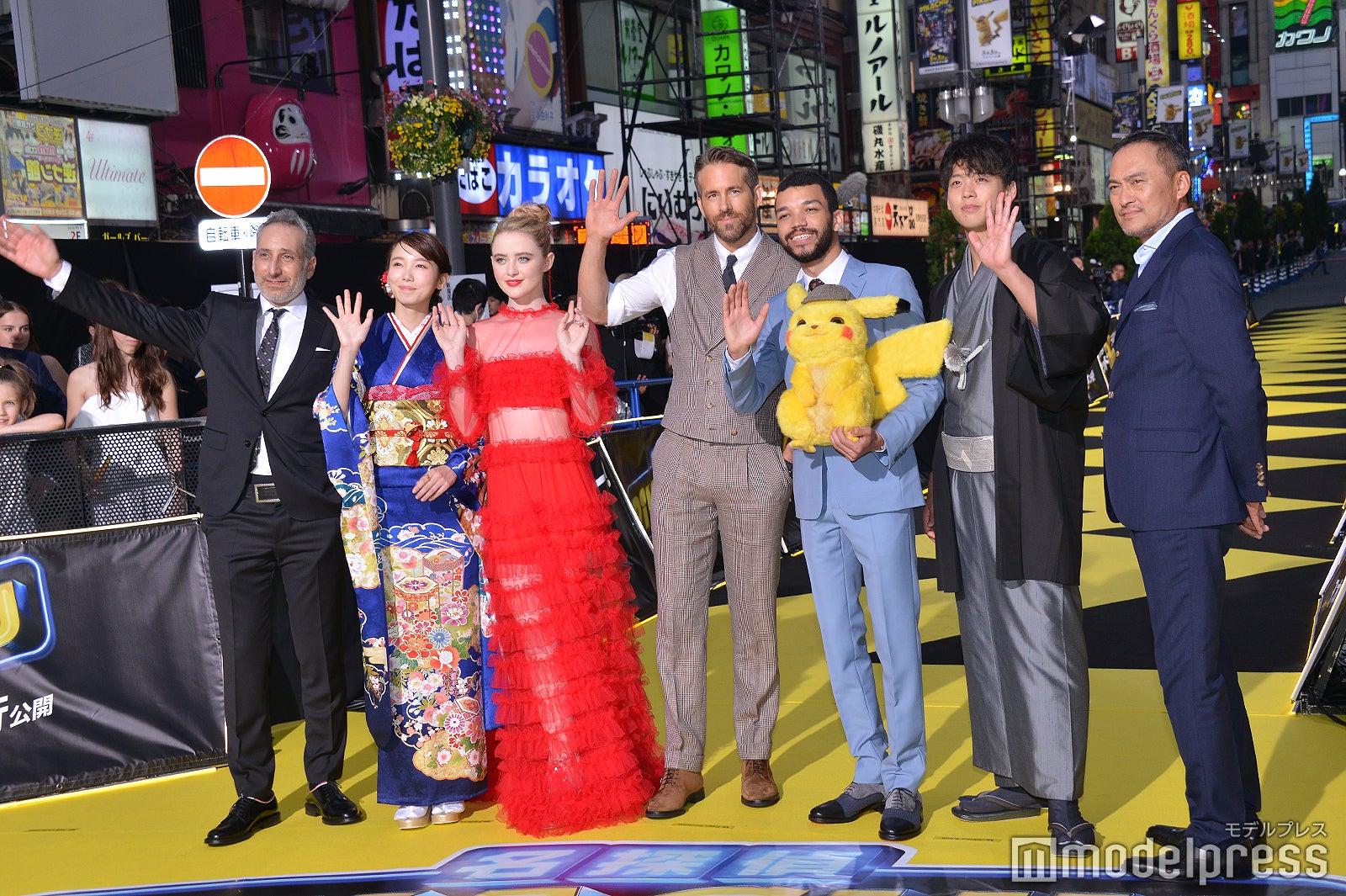 （左から）ロブ・レターマン監督、飯豊まりえ、キャスリン・ニュートン、ライアン・レイノルズ、ジャスティス・スミス、竹内涼真、渡辺謙（C）モデルプレス