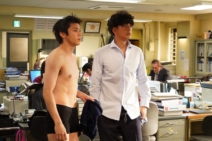 山田裕貴、三浦翔平 「ハコヅメ~たたかう!交番女子~」第1話より(C)日本テレビ