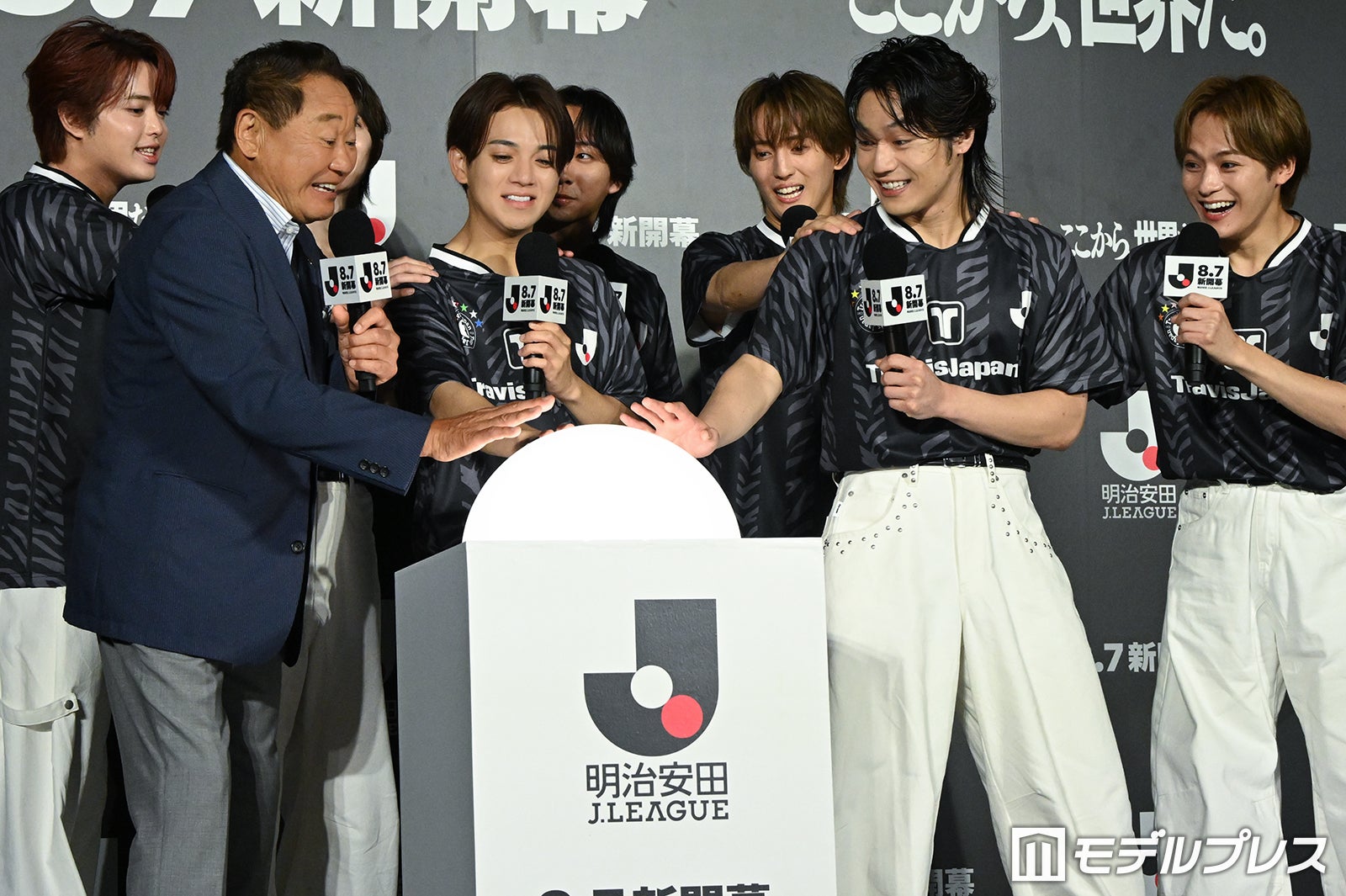 （後列左から）吉澤閑也、七五三掛龍也、中村海人、松倉海斗（前列左から）松木安太郎氏、宮近海斗、松田元太（C）モデルプレス