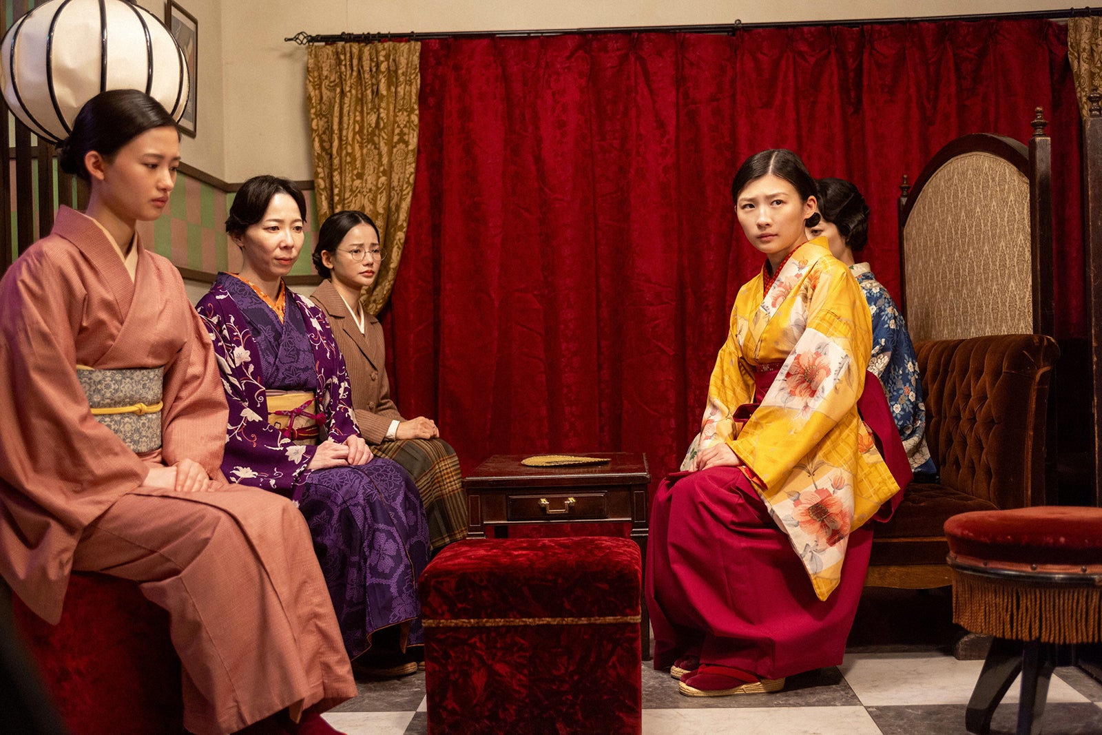 羽瀬川なぎ、平岩紙、ハ・ヨンス、伊藤沙莉 、桜井ユキ「虎に翼」第13話より（C）NHK