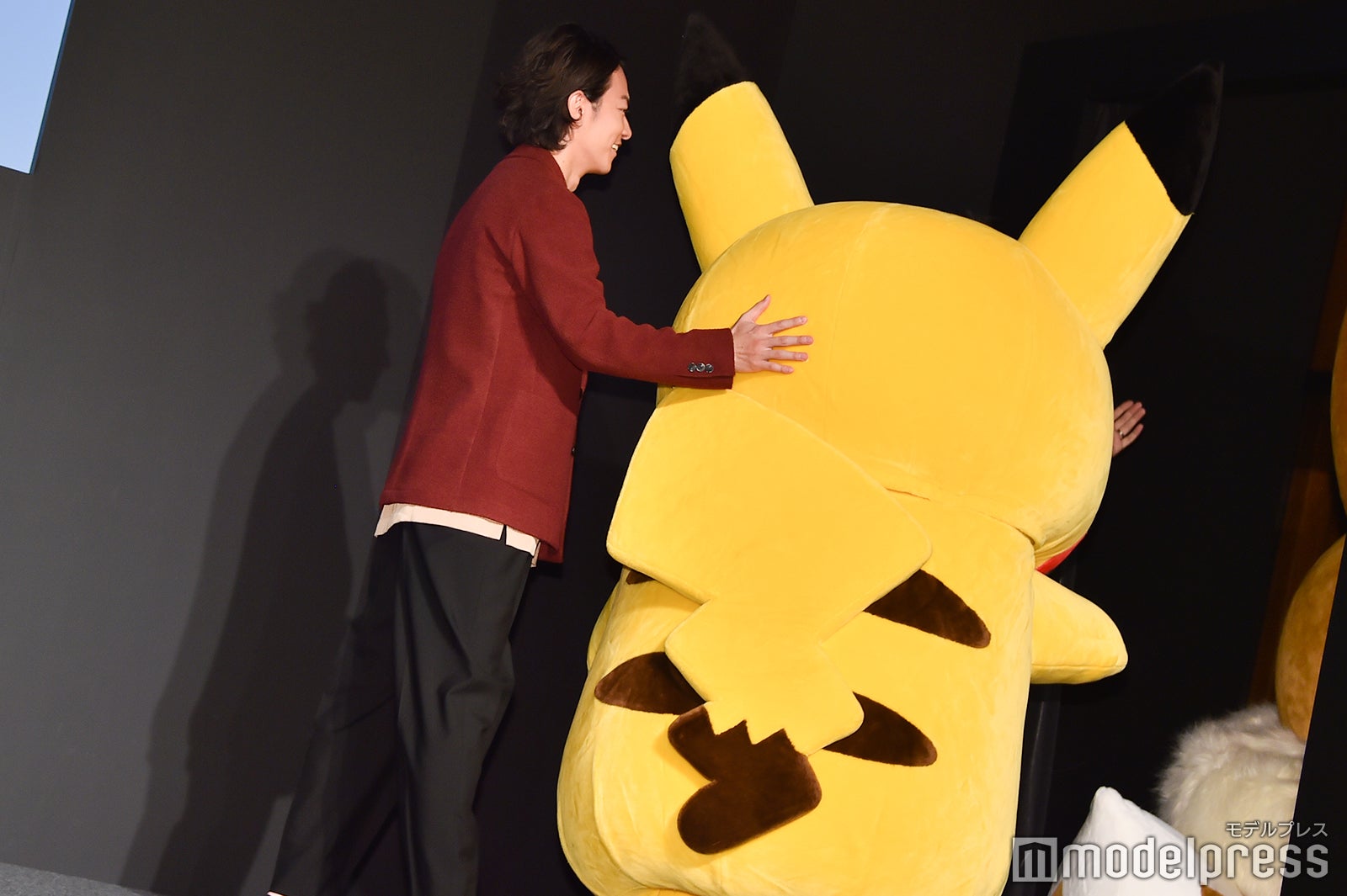 ピカチュウをエスコートする佐藤健（C）モデルプレス