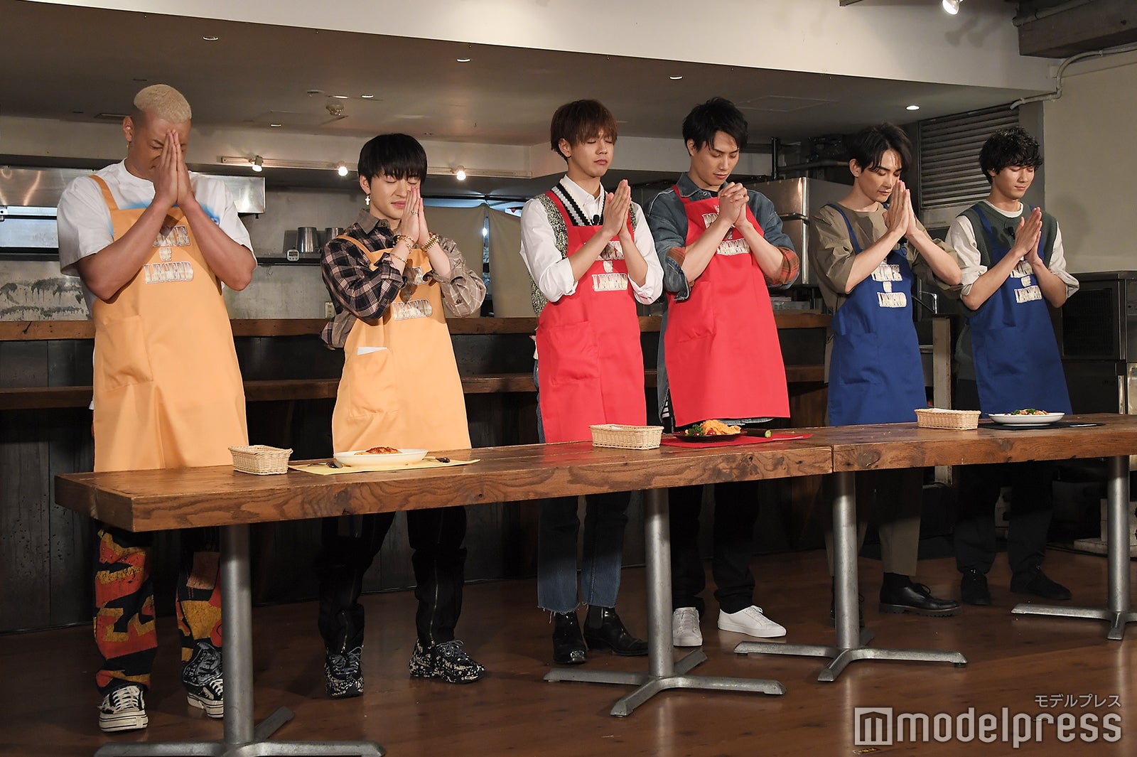 結果発表待ちの（左から）関口メンディー、佐野玲於、片寄涼太、鈴木伸之、町田啓太、清原翔（C）モデルプレス