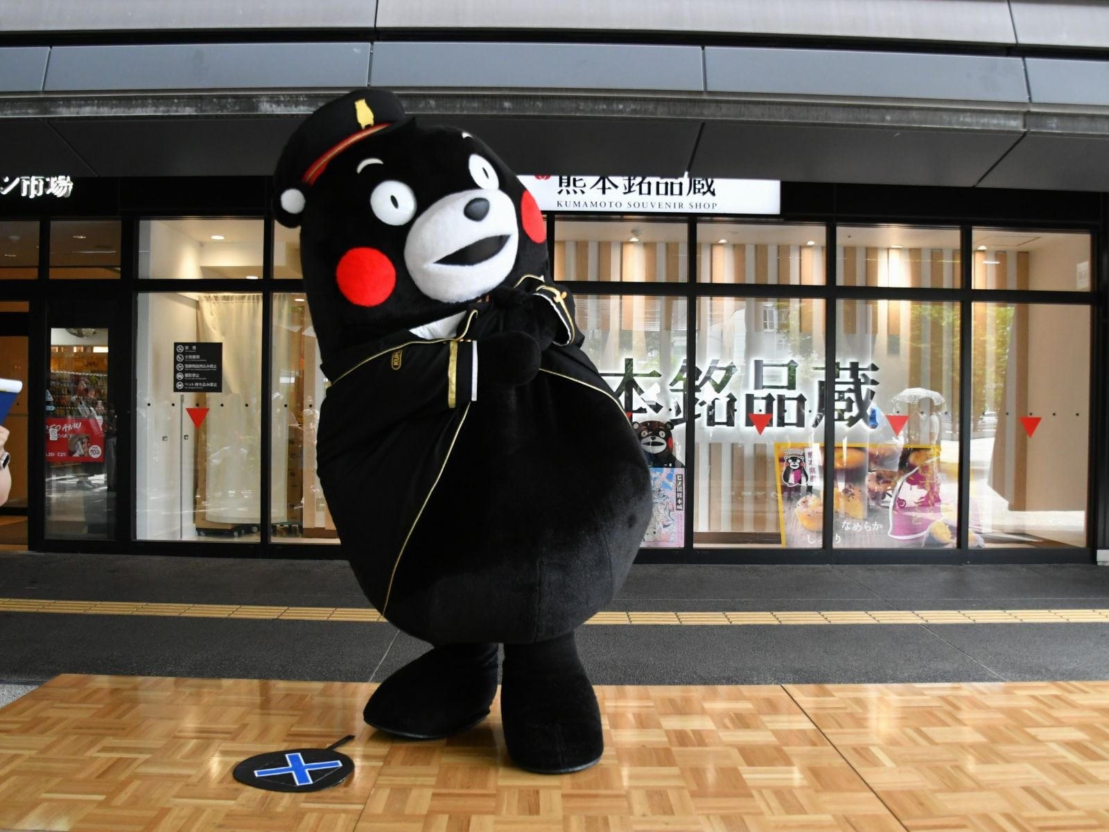 くまモンのちちしぼり……=6月29日、熊本市