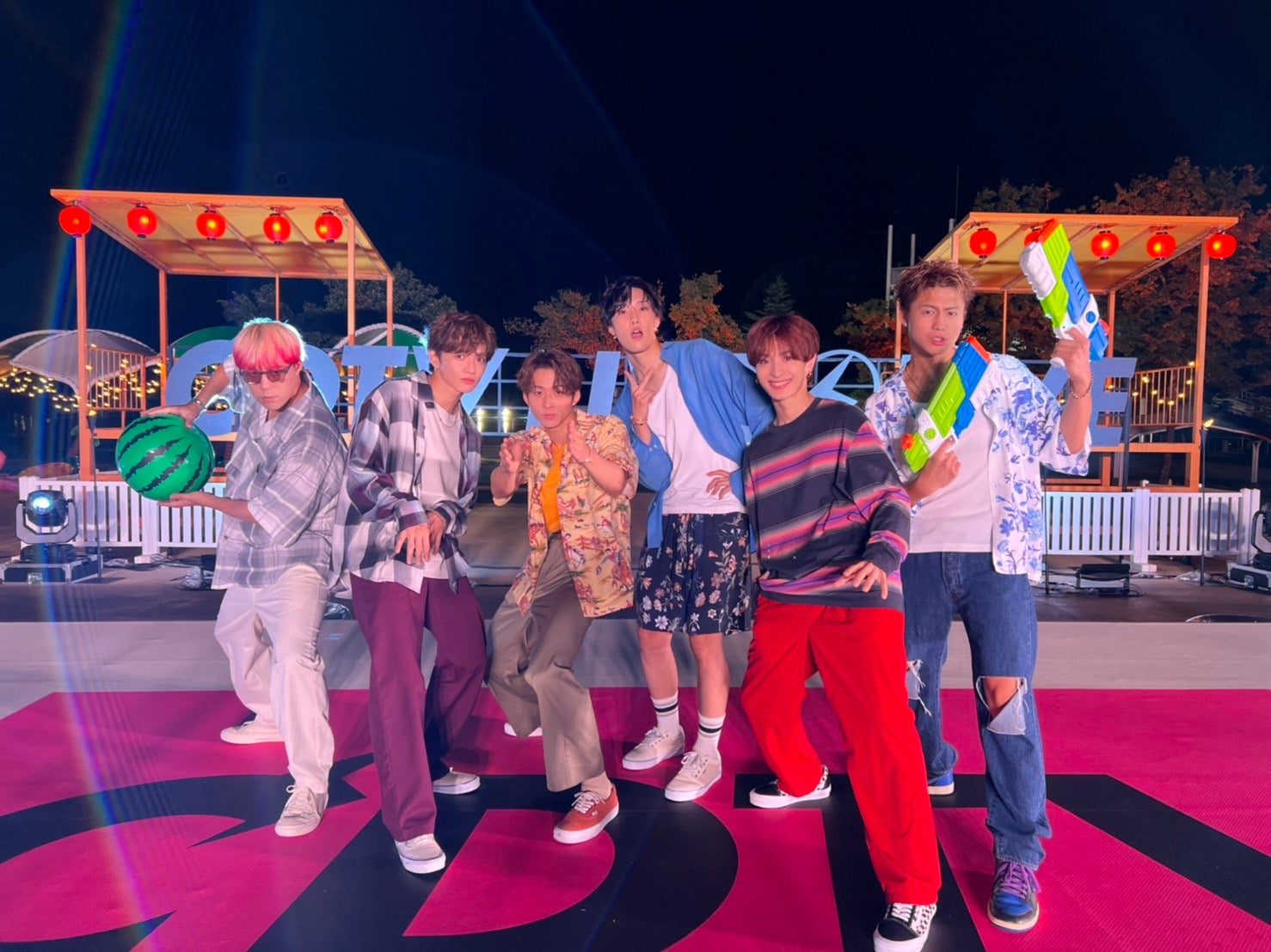 FANTASTICS、生中継で雨の中プールに飛び込む「まさかすぎる」「らしさ全開」と反響殺到＜CDTVライブ！ライブ！＞