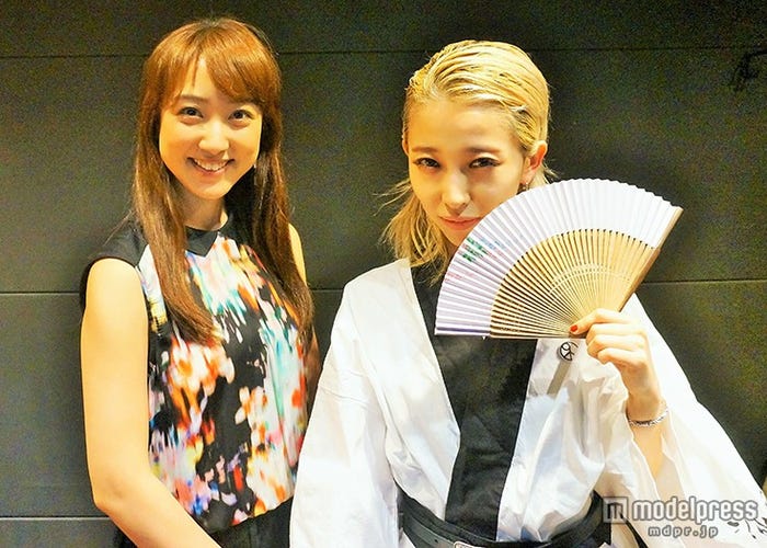 加藤ミリヤ(右)と番組パーソナリティの川田裕美(左)