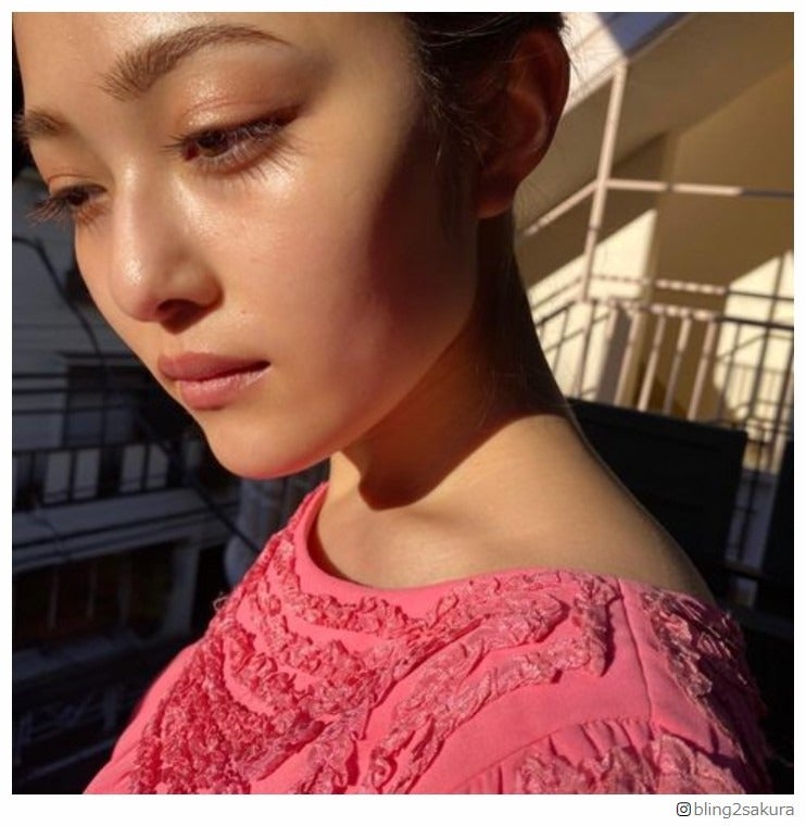 “太眉カット”で話題の井上咲楽、どアップ写真公開「美しい」「大人化がすごい」の声