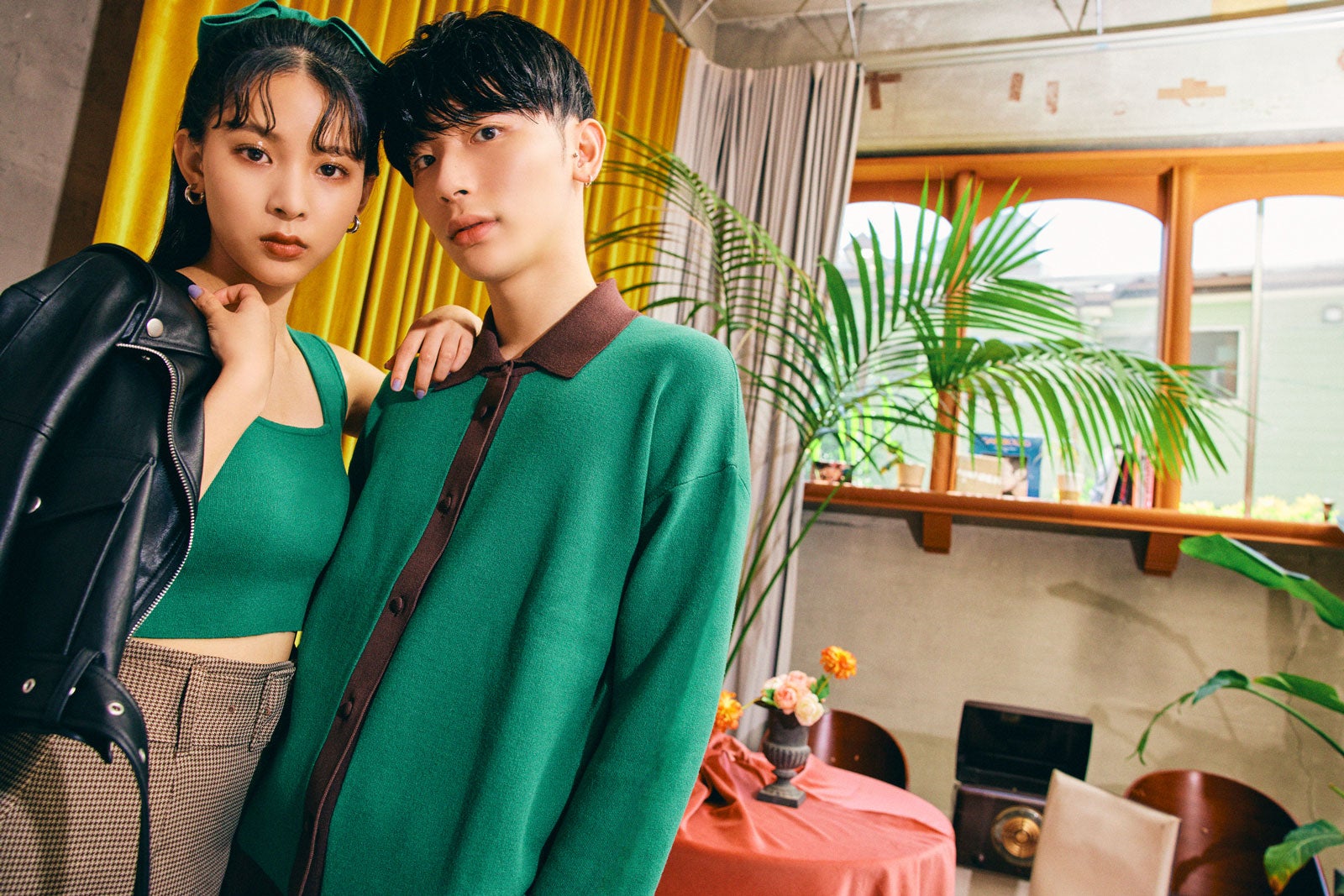 “オシャレすぎる姉弟”よしあき＆ミチ、シミラールックでクールな表情