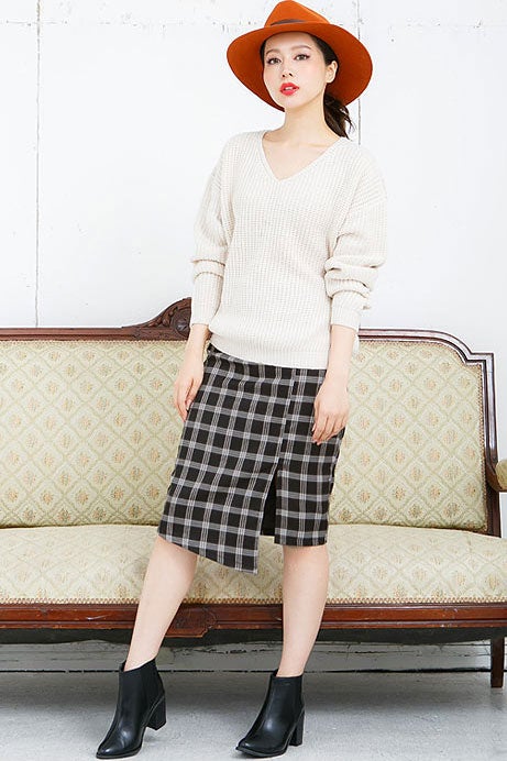 チェック柄サイドスリットアシンメトリー膝丈タイトスカート「神戸レタス」2590円（税込）／画像提供：神戸レタス