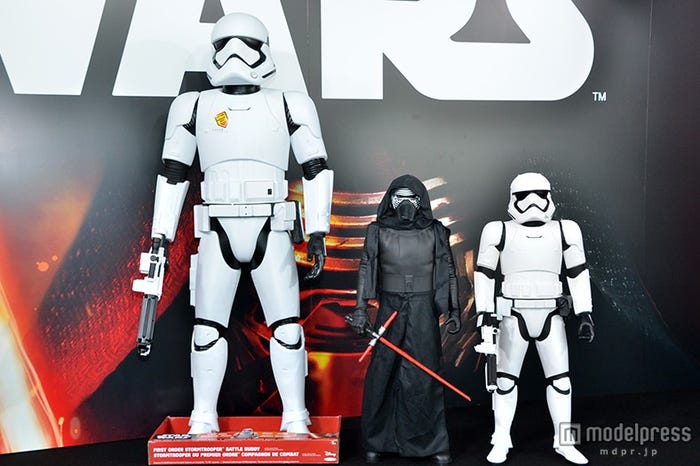 (左から)「FIRST ORDER STORMTROOPER BATTLE BUDDY STORMTROOPER DU PREMIER COMPAGNON DE COMBAT」、「FIRST ORDER STORMTROOPER STORMTROOPER DU PREMIER ORDRE」、「KYLO REN」(C)&TM Lucasfilm Ltd.