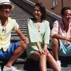 大聖堂の前で(写真左から)大竹一樹、大屋夏南、三村マサカズ【モデルプレス】