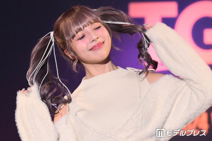 「今日好き」あいさ、肩出しトップスでヘルシー肌見え 冬のガーリースタイルで登場【TGC teen 2024 Winter】