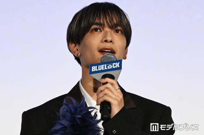 今朝「ブルーロック」の試写を観て今も鳥肌が立っていると嘘をつく高橋恭平(C)モデルプレス