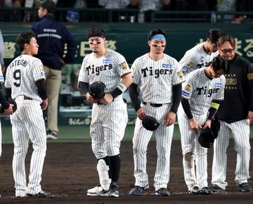 敗戦後のあいさつに出た阪神・佐藤輝は右肘と右足に防具 解説者「おそらく用意はしていた。なので明日どうですかね」