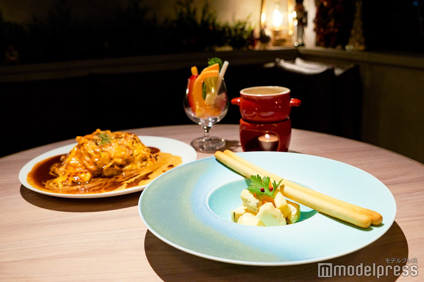 特選チーズの盛り合わせとグリッシーニ 760円、銘柄鶏のふわとろ卵の半熟オムライス 830円、オリジナルソースで楽しむ有機野菜のバーニャカウダ 640円 (C)モデルプレス