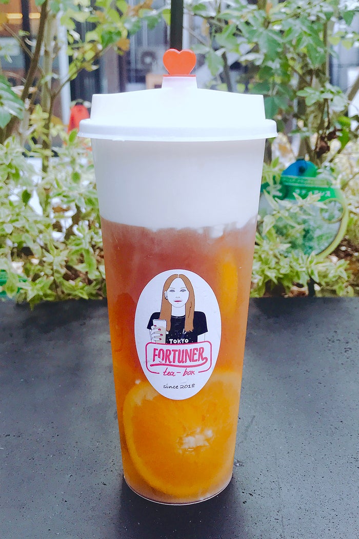 オレンジチーズティーMサイズ￥560／Lサイズ￥680（税込）／画像提供：FUWA