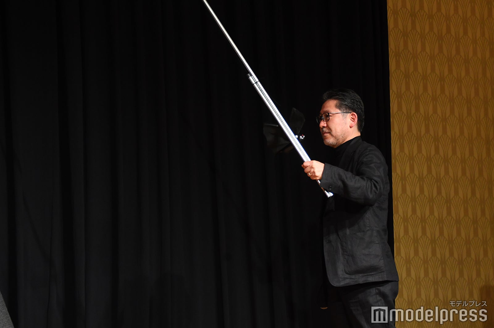 こうもりのリー君と現れた山田和也氏（C）モデルプレス