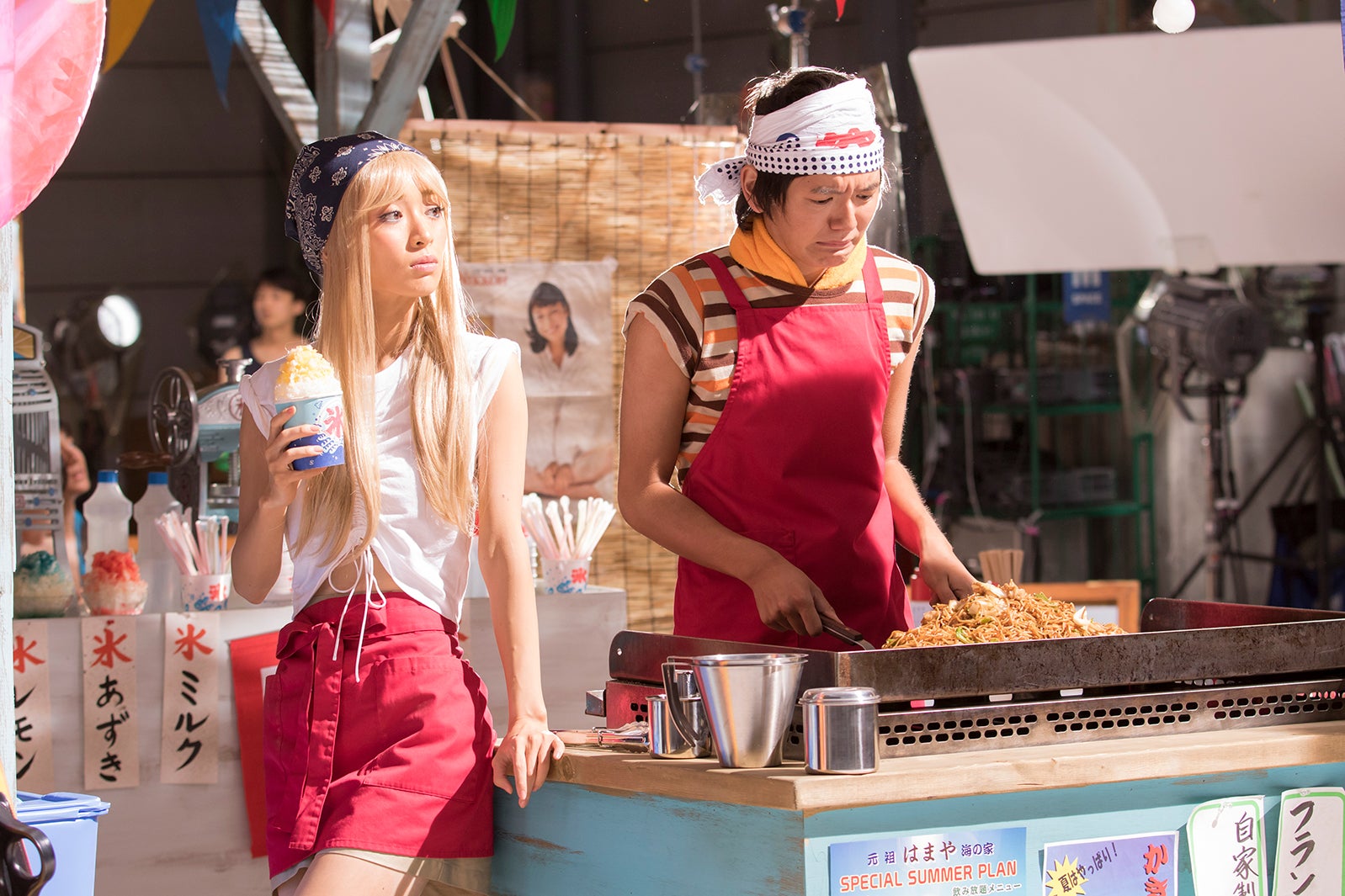 泉里香、濱田龍臣／「はじめての夏バイト」篇メイキングカットより（提供写真）