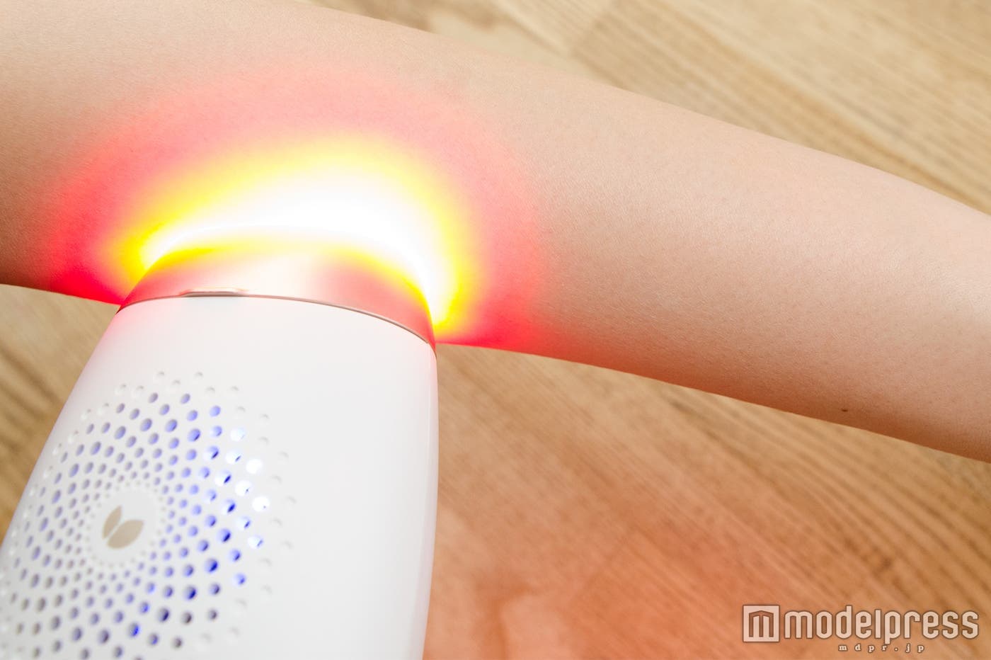 フラッシュ後に、じんわりとした暖かさを実感(C)モデルプレス