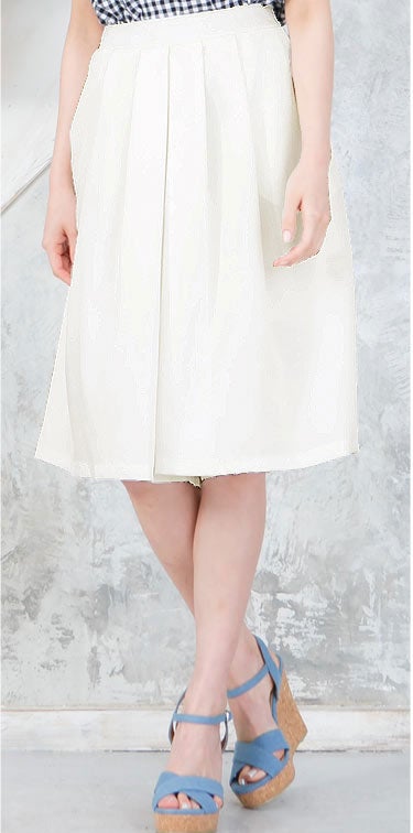 タック入シンプルフレアガウチョパンツ「神戸レタス」2290円（税込）