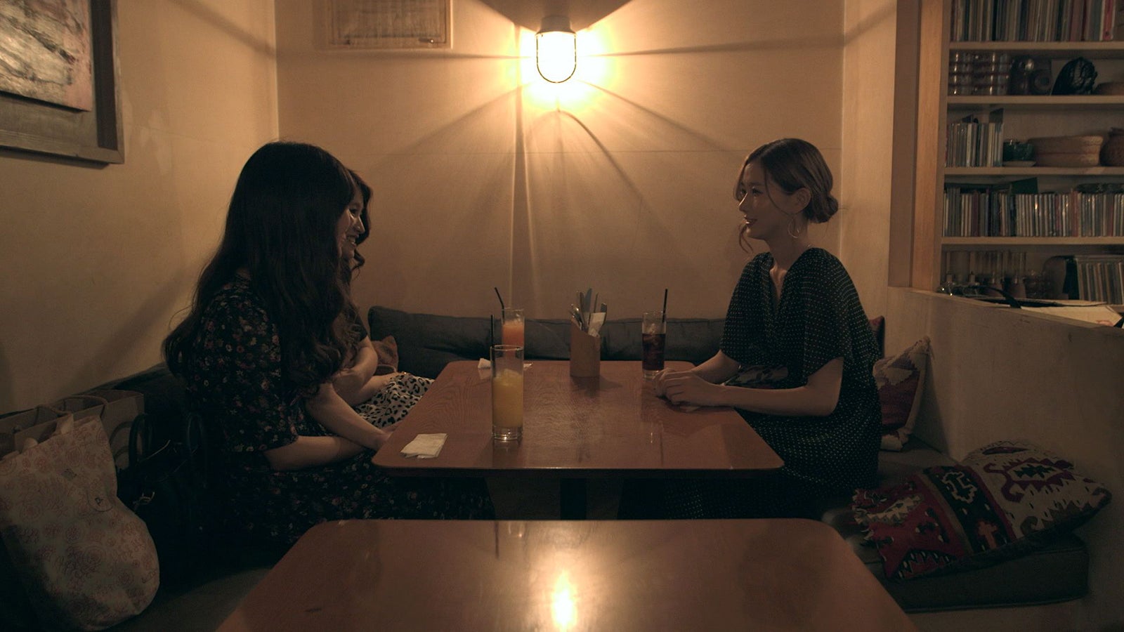 友人と話す愛華「TERRACE HOUSE TOKYO 2019-2020」19th WEEK （C）フジテレビ／イースト・エンタテインメント